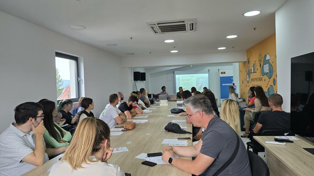 V Nikšiću promovirali brezplačne programe izobraževanja odraslih za IT veščine