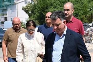 Delegacija Vlade i Opštine Tivat obišla gradilište u Radovićima:...