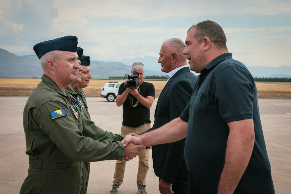 <p>Krapović je istakao da je posebno ponosan na hrabrost i požrtvovanost pripadnika VCG, koji su zajedno sa kolegama iz drugih službi uložili nadljudske napore da sačuvaju živote i imovinu građana</p>