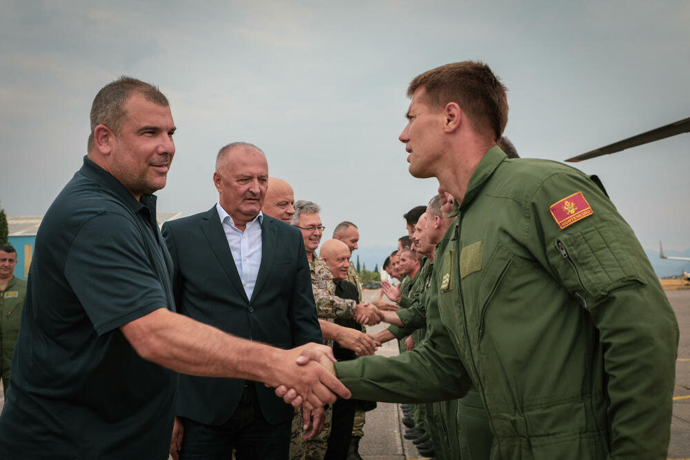 <p>Krapović je istakao da je posebno ponosan na hrabrost i požrtvovanost pripadnika VCG, koji su zajedno sa kolegama iz drugih službi uložili nadljudske napore da sačuvaju živote i imovinu građana</p>