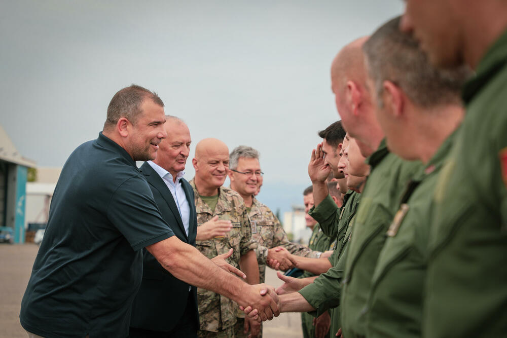 <p>Krapović je istakao da je posebno ponosan na hrabrost i požrtvovanost pripadnika VCG, koji su zajedno sa kolegama iz drugih službi uložili nadljudske napore da sačuvaju živote i imovinu građana</p>