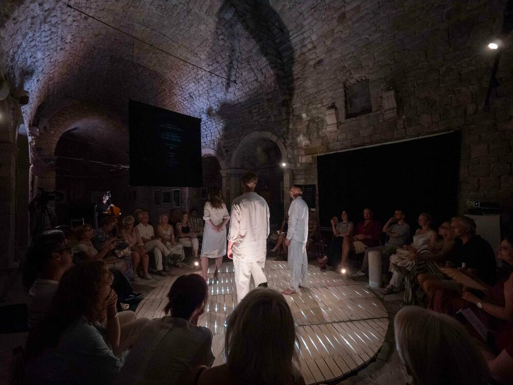 Predstava "Toplo" Juna Fosea navdušila v cerkvi Santa Maria in Punta v Črni gori