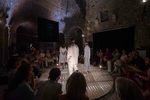 Scena u krugu i publika oko nje: “Toplo” u crkvi Santa Maria in...