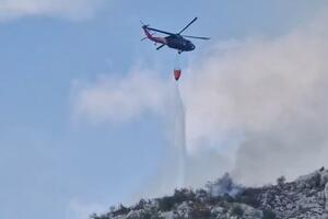 Dva požara u Budvi, vatru gasi helikopter