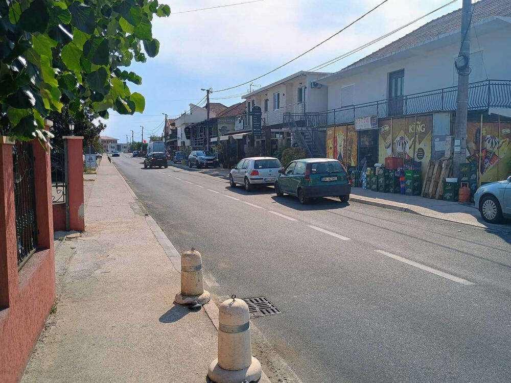 Na ulicama tek po koji prolaznik, nije pazarni dan