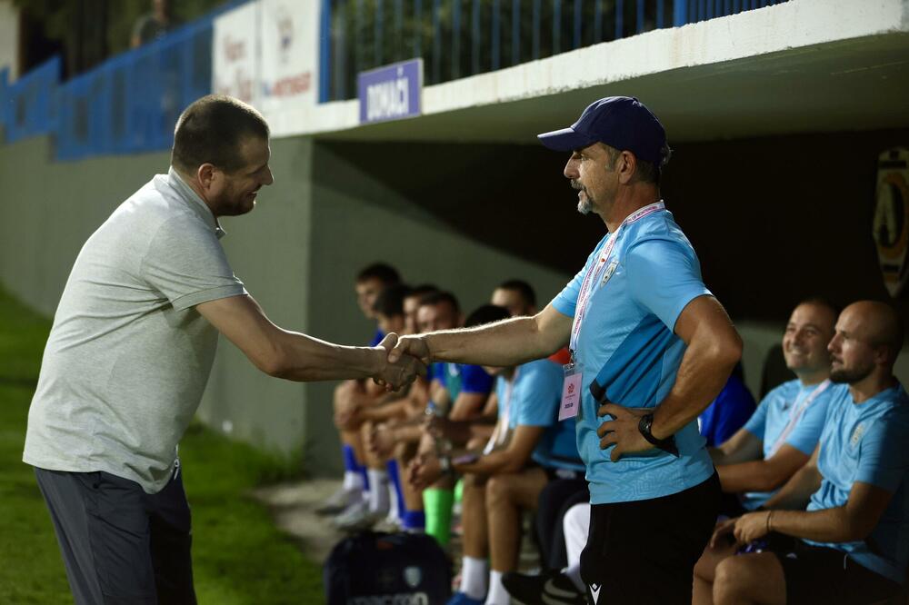 Lalatović se pozdravlja sa trenerom Arsenala Radisavom Dragićevićem, Foto: FSCG