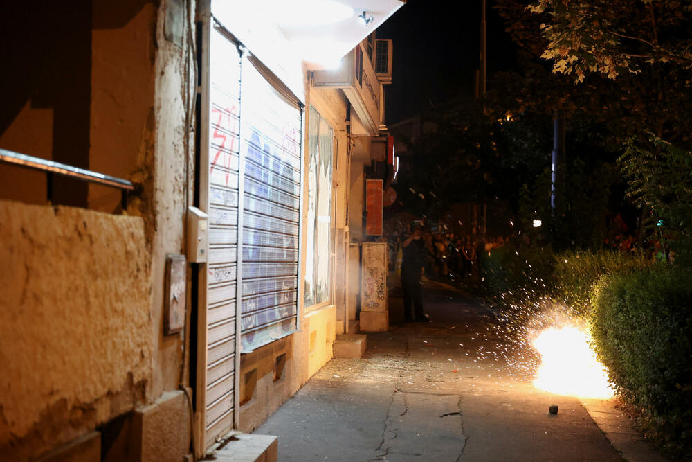 <p>Antivladini protesti održani su u više gradova Srbije sedmu noć zaredom kao reakcija na postupanje policije prema demonstrantima koji traže odgovornost za stradanje 16 osoba u padu betonske nadstrešnice Željezničke stanice u Novom Sadu 1. novembra 2024.</p>