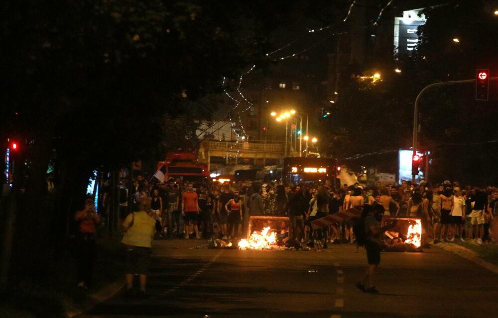 <p>Antivladini protesti održani su u više gradova Srbije sedmu noć zaredom kao reakcija na postupanje policije prema demonstrantima koji traže odgovornost za stradanje 16 osoba u padu betonske nadstrešnice Željezničke stanice u Novom Sadu 1. novembra 2024.</p>