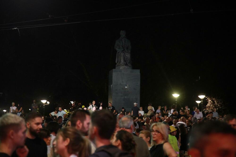 <p>Antivladini protesti održani su u više gradova Srbije sedmu noć zaredom kao reakcija na postupanje policije prema demonstrantima koji traže odgovornost za stradanje 16 osoba u padu betonske nadstrešnice Željezničke stanice u Novom Sadu 1. novembra 2024.</p>