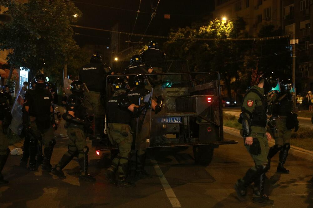 <p>Antivladini protesti održani su u više gradova Srbije sedmu noć zaredom kao reakcija na postupanje policije prema demonstrantima koji traže odgovornost za stradanje 16 osoba u padu betonske nadstrešnice Željezničke stanice u Novom Sadu 1. novembra 2024.</p>
