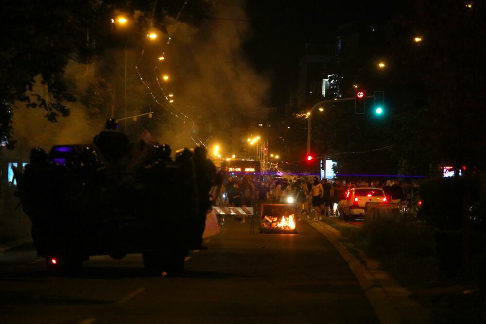 <p>Antivladini protesti održani su u više gradova Srbije sedmu noć zaredom kao reakcija na postupanje policije prema demonstrantima koji traže odgovornost za stradanje 16 osoba u padu betonske nadstrešnice Željezničke stanice u Novom Sadu 1. novembra 2024.</p>