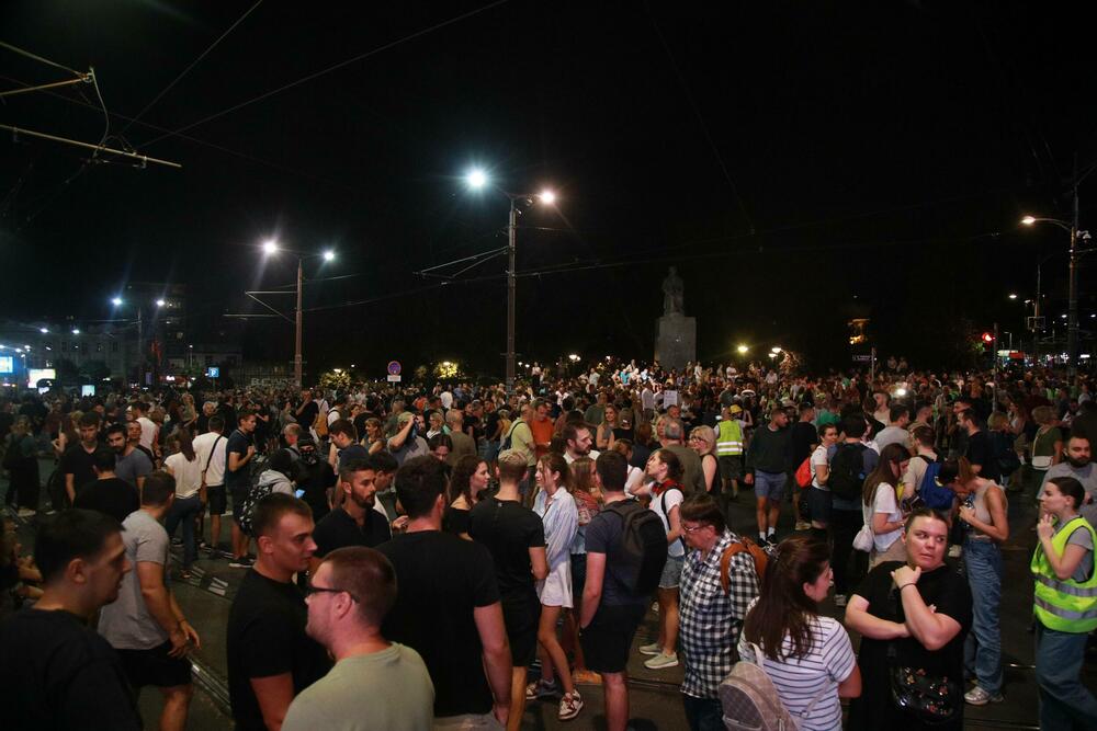 <p>Antivladini protesti održani su u više gradova Srbije sedmu noć zaredom kao reakcija na postupanje policije prema demonstrantima koji traže odgovornost za stradanje 16 osoba u padu betonske nadstrešnice Željezničke stanice u Novom Sadu 1. novembra 2024.</p>