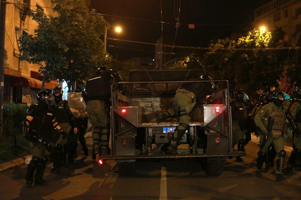 <p>Antivladini protesti održani su u više gradova Srbije sedmu noć zaredom kao reakcija na postupanje policije prema demonstrantima koji traže odgovornost za stradanje 16 osoba u padu betonske nadstrešnice Željezničke stanice u Novom Sadu 1. novembra 2024.</p>