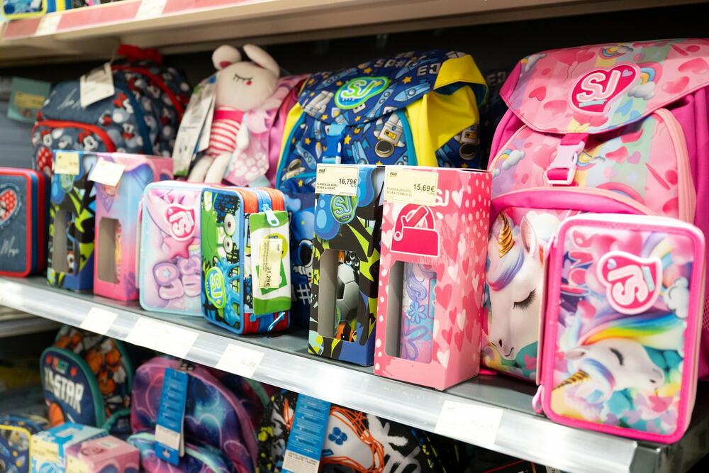 <p>Dragi đaci, ponovo sa vama u nove školske pobjede! Pripremili smo sjajnu ponudu i tradicionalno najpovoljnije cijene.</p>