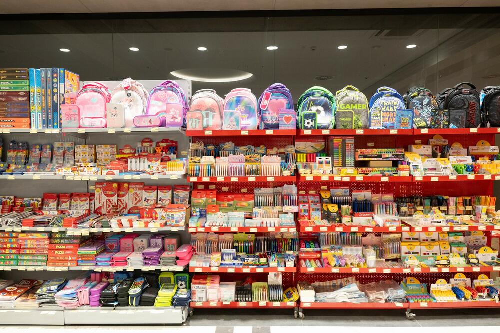 <p>Dragi đaci, ponovo sa vama u nove školske pobjede! Pripremili smo sjajnu ponudu i tradicionalno najpovoljnije cijene.</p>