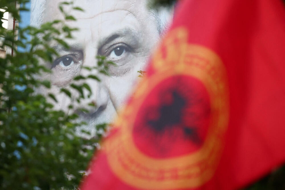 Tačijev lik na zidu zgrade u Prištini, tokom protesta podrške bivšem vođi OVK i drugima 7. avgusta, Foto: REUTERS