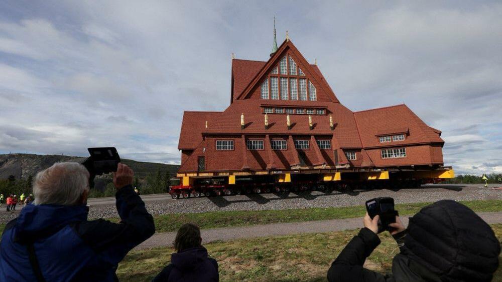 Premještaju cijelu crkvu kroz grad u Švedskoj