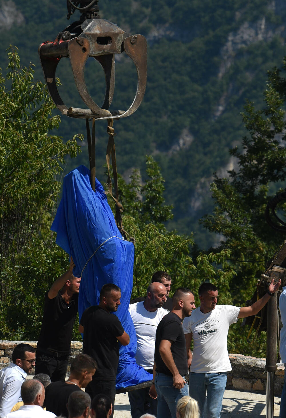 Mještani Gornjeg Zaostra premještaju spomenik Đurišiću