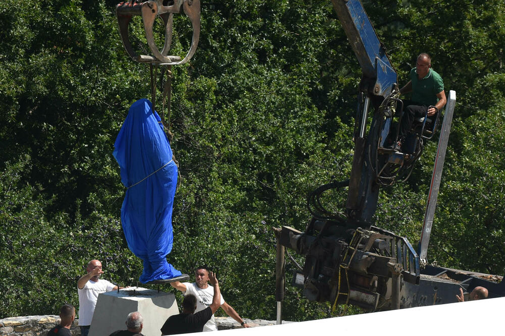 Mještani Gornjeg Zaostra premještaju spomenik Đurišiću, Foto: Boris Pejović