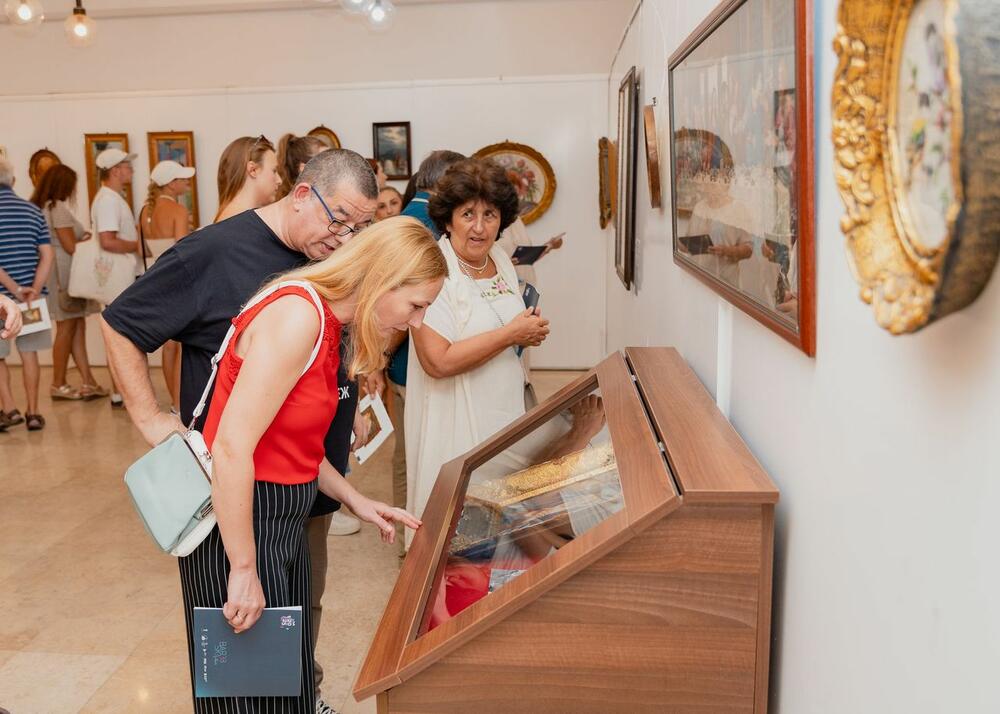 <p>Posljednji program bARSa, izložba "Gobleni - (U)Bod vremena", otvorena je u Umjetničkoj galeriji "Velimir A. Leković"</p>