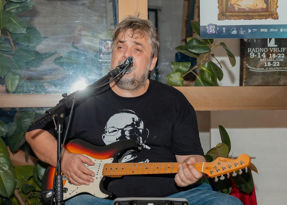 <p>Posljednji program bARSa, izložba "Gobleni - (U)Bod vremena", otvorena je u Umjetničkoj galeriji "Velimir A. Leković"</p>