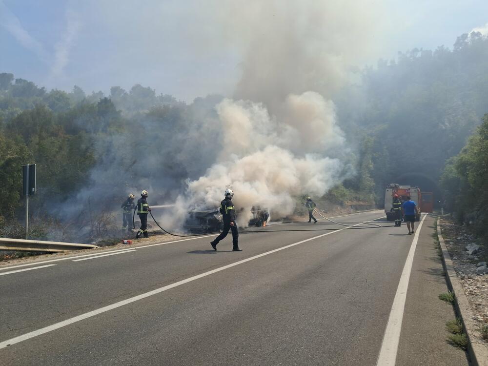 U požaru na putu Nikšić - Podgorica uništen kombi, vatrogasci...
