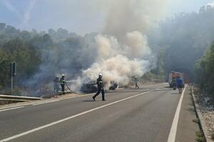 U požaru na putu Nikšić - Podgorica uništen kombi, vatrogasci...