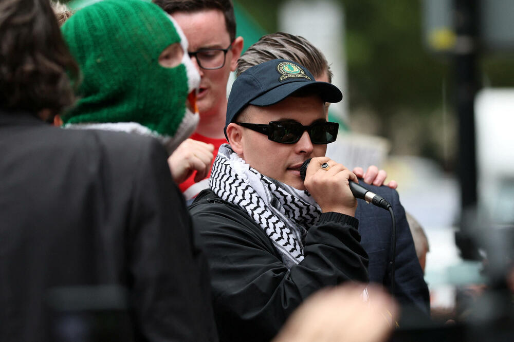 Reper Mo Čara se obraća pristalicama ispred suda, Foto: REUTERS