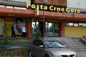 Pošta prima kartice samo jedne banke, za druge se plaća 5 eura za...