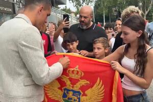 I crnogorska zastava za Krstovića u Bergamu, grupa navijača...