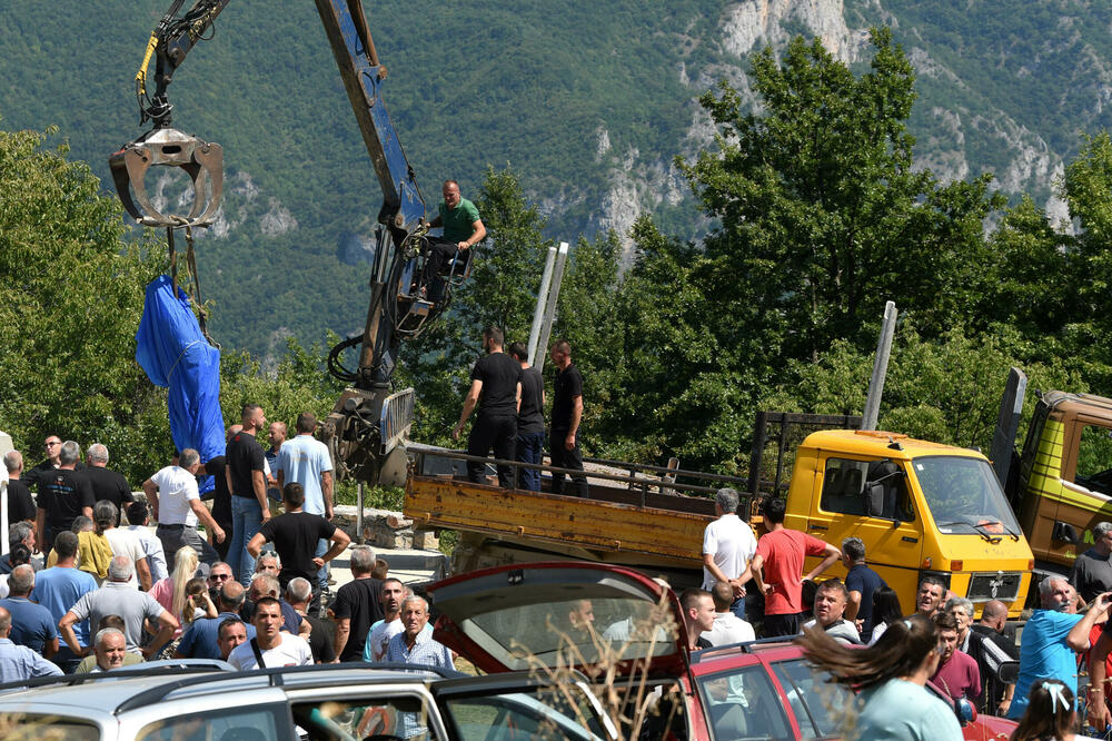 Detalj s premještanja spomenika Đurišiću, Foto: Boris Pejović