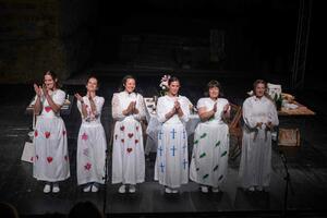 Šekspirove junakinje na sceni između crkava