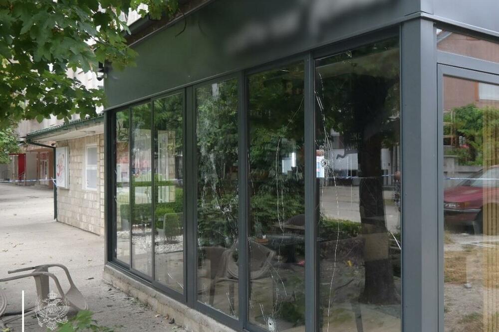 Oštećena stakla na lokalu ispred kojeg je aktivirana eksplozivna naprava, Foto: Uprava policije