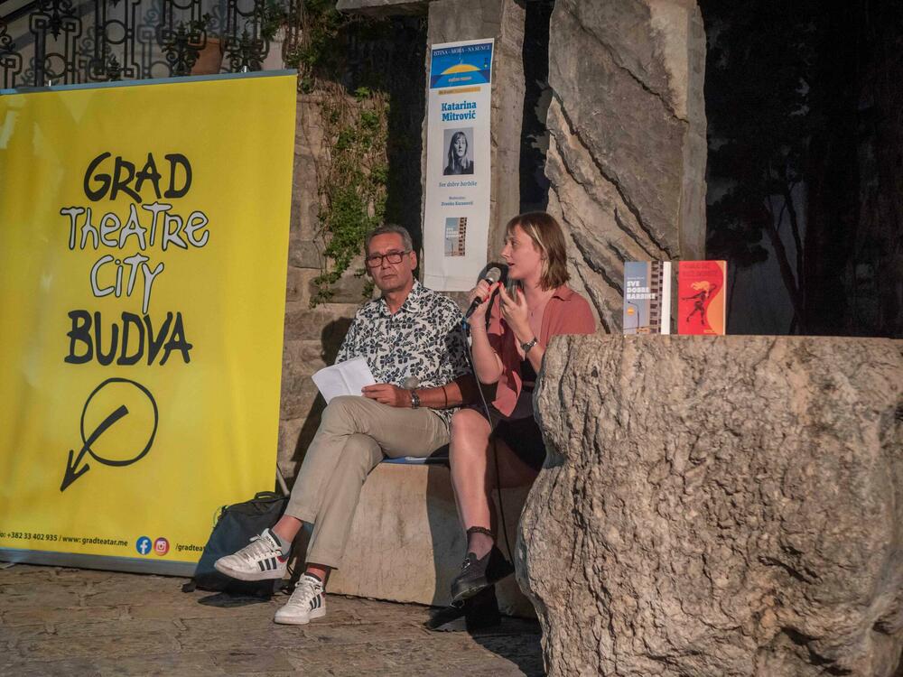 Na Trgu pjesnika v Budvi zaključen festival Grad teatar s predstavitvijo romana Katarine Mitrović