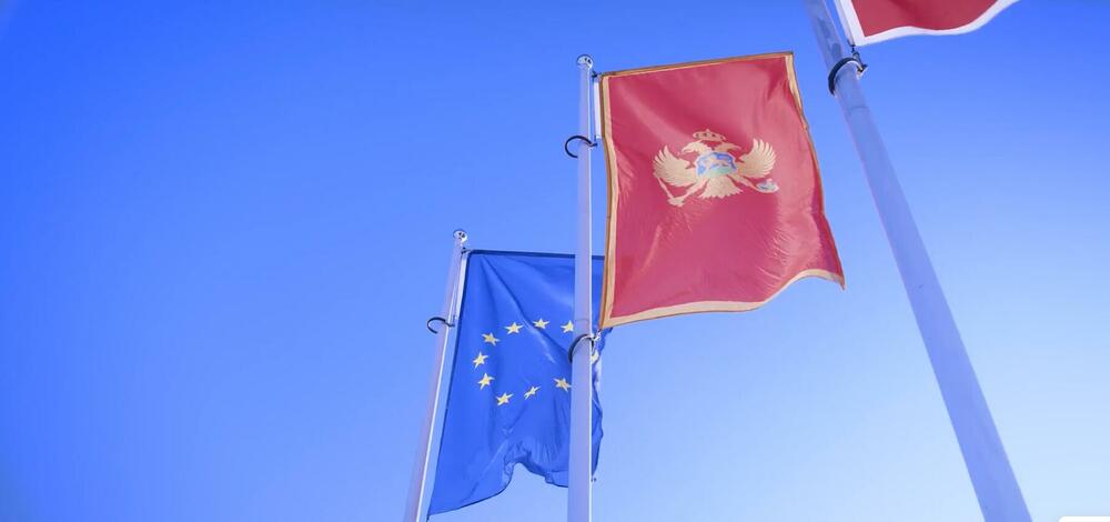 Zastave u blizini kružnog toka na ulazu u Cetinje u promotivnom spotu Kotrelove kompanije