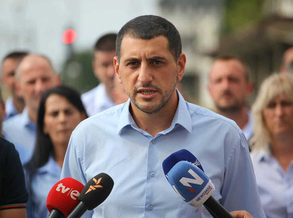 <p>Predstavnik ove grupe zaposlenih ŽICG Andrej Kaluđerović je naglasio da je sastanak kojem će da prisustvuje menadžment ŽICG, dva reprezentativna sindikata te kompanije, predstavnik Ministarstva saobraćaja, predsjednik Odbora direktora, jedina solucija da se obustava prometa zaustavi</p>