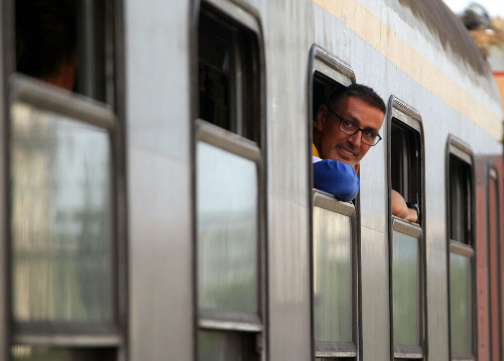 <p>Predstavnik ove grupe zaposlenih ŽICG Andrej Kaluđerović je naglasio da je sastanak kojem će da prisustvuje menadžment ŽICG, dva reprezentativna sindikata te kompanije, predstavnik Ministarstva saobraćaja, predsjednik Odbora direktora, jedina solucija da se obustava prometa zaustavi</p>