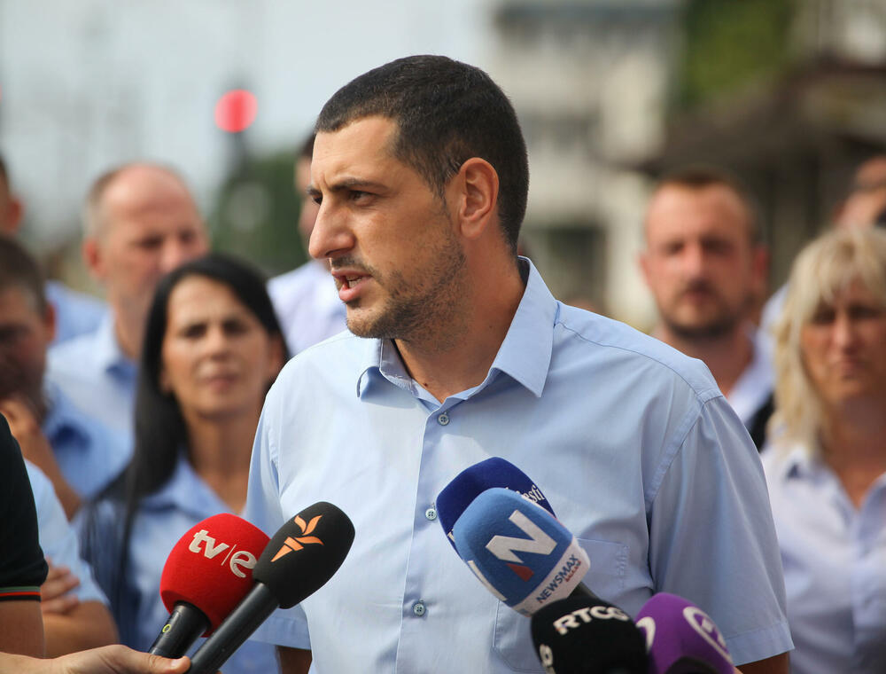 <p>Predstavnik ove grupe zaposlenih ŽICG Andrej Kaluđerović je naglasio da je sastanak kojem će da prisustvuje menadžment ŽICG, dva reprezentativna sindikata te kompanije, predstavnik Ministarstva saobraćaja, predsjednik Odbora direktora, jedina solucija da se obustava prometa zaustavi</p>