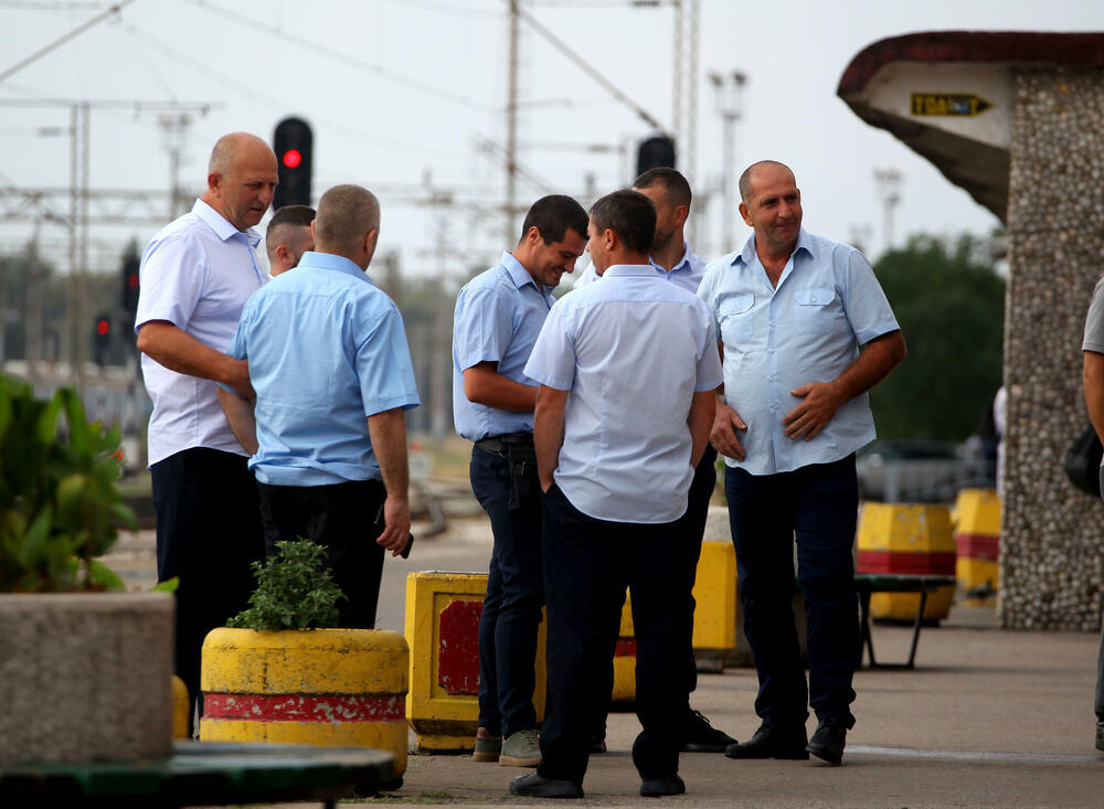 <p>Predstavnik ove grupe zaposlenih ŽICG Andrej Kaluđerović je naglasio da je sastanak kojem će da prisustvuje menadžment ŽICG, dva reprezentativna sindikata te kompanije, predstavnik Ministarstva saobraćaja, predsjednik Odbora direktora, jedina solucija da se obustava prometa zaustavi</p>