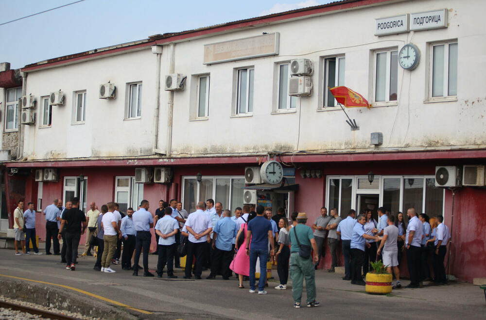 <p>Predstavnik ove grupe zaposlenih ŽICG Andrej Kaluđerović je naglasio da je sastanak kojem će da prisustvuje menadžment ŽICG, dva reprezentativna sindikata te kompanije, predstavnik Ministarstva saobraćaja, predsjednik Odbora direktora, jedina solucija da se obustava prometa zaustavi</p>