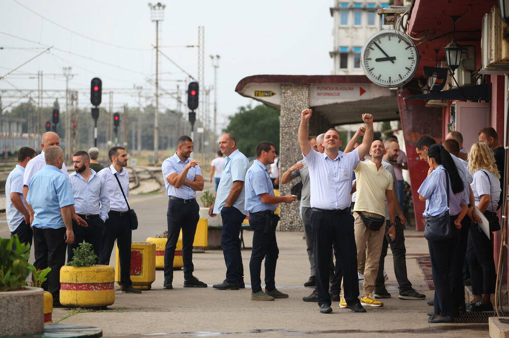 <p>Predstavnik ove grupe zaposlenih ŽICG Andrej Kaluđerović je naglasio da je sastanak kojem će da prisustvuje menadžment ŽICG, dva reprezentativna sindikata te kompanije, predstavnik Ministarstva saobraćaja, predsjednik Odbora direktora, jedina solucija da se obustava prometa zaustavi</p>