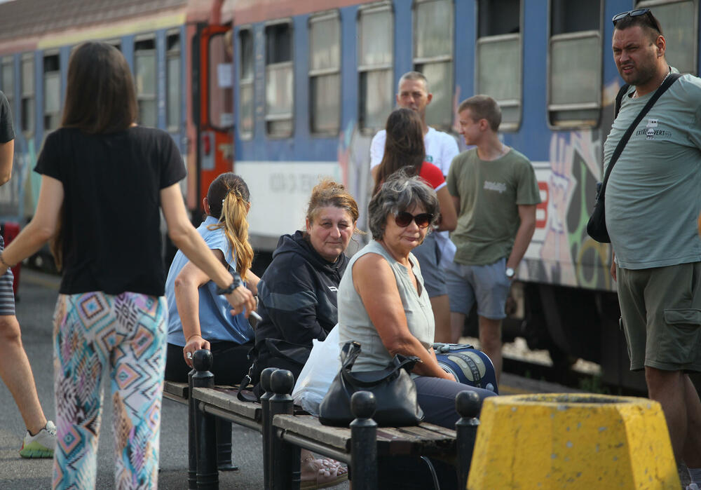 <p>Predstavnik ove grupe zaposlenih ŽICG Andrej Kaluđerović je naglasio da je sastanak kojem će da prisustvuje menadžment ŽICG, dva reprezentativna sindikata te kompanije, predstavnik Ministarstva saobraćaja, predsjednik Odbora direktora, jedina solucija da se obustava prometa zaustavi</p>