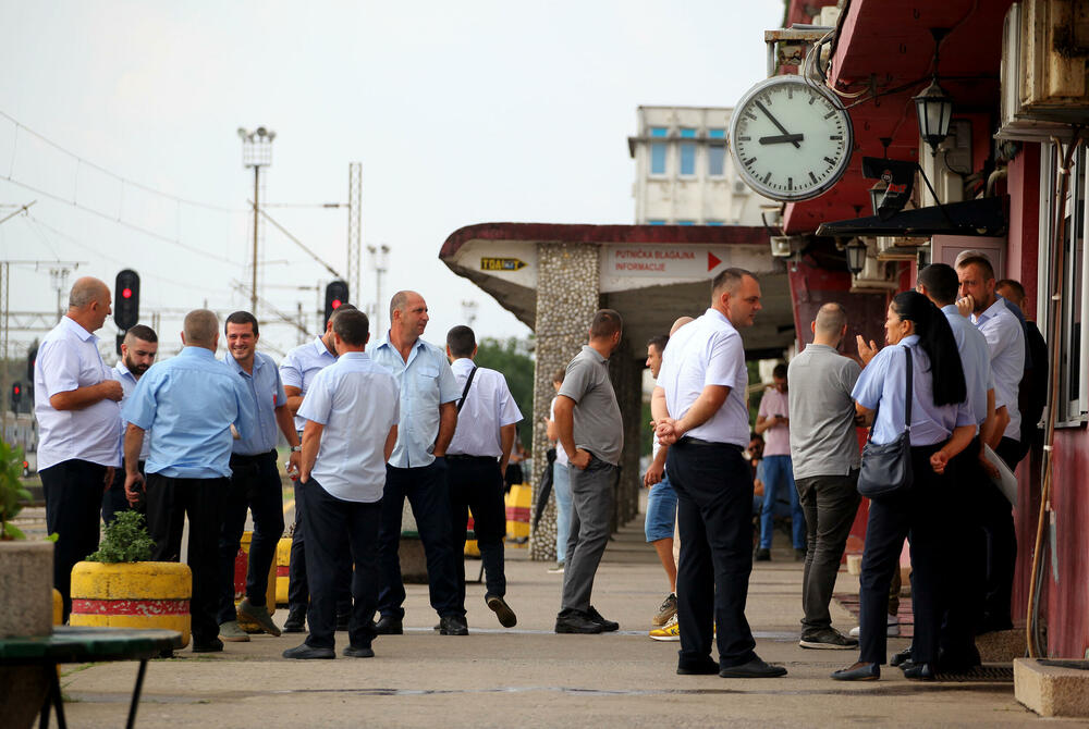 <p>Predstavnik ove grupe zaposlenih ŽICG Andrej Kaluđerović je naglasio da je sastanak kojem će da prisustvuje menadžment ŽICG, dva reprezentativna sindikata te kompanije, predstavnik Ministarstva saobraćaja, predsjednik Odbora direktora, jedina solucija da se obustava prometa zaustavi</p>