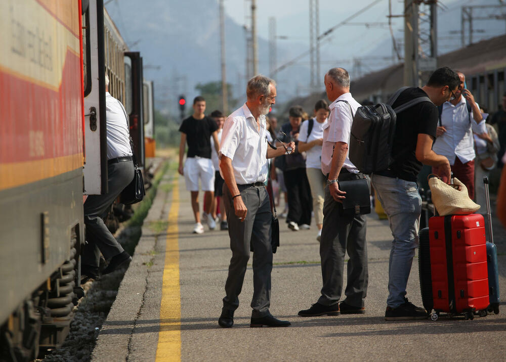 <p>Predstavnik ove grupe zaposlenih ŽICG Andrej Kaluđerović je naglasio da je sastanak kojem će da prisustvuje menadžment ŽICG, dva reprezentativna sindikata te kompanije, predstavnik Ministarstva saobraćaja, predsjednik Odbora direktora, jedina solucija da se obustava prometa zaustavi</p>