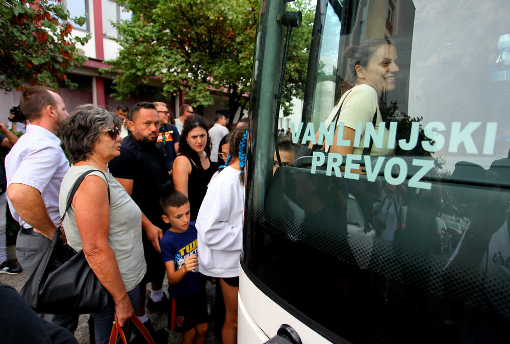 <p>Predstavnik ove grupe zaposlenih ŽICG Andrej Kaluđerović je naglasio da je sastanak kojem će da prisustvuje menadžment ŽICG, dva reprezentativna sindikata te kompanije, predstavnik Ministarstva saobraćaja, predsjednik Odbora direktora, jedina solucija da se obustava prometa zaustavi</p>