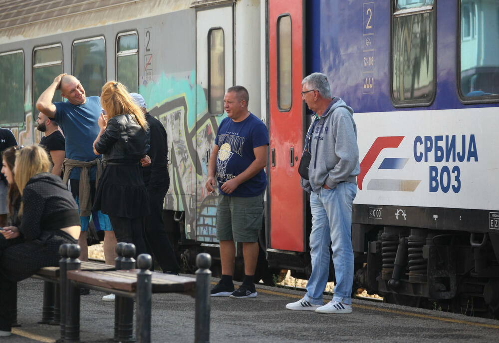 <p>Predstavnik ove grupe zaposlenih ŽICG Andrej Kaluđerović je naglasio da je sastanak kojem će da prisustvuje menadžment ŽICG, dva reprezentativna sindikata te kompanije, predstavnik Ministarstva saobraćaja, predsjednik Odbora direktora, jedina solucija da se obustava prometa zaustavi</p>