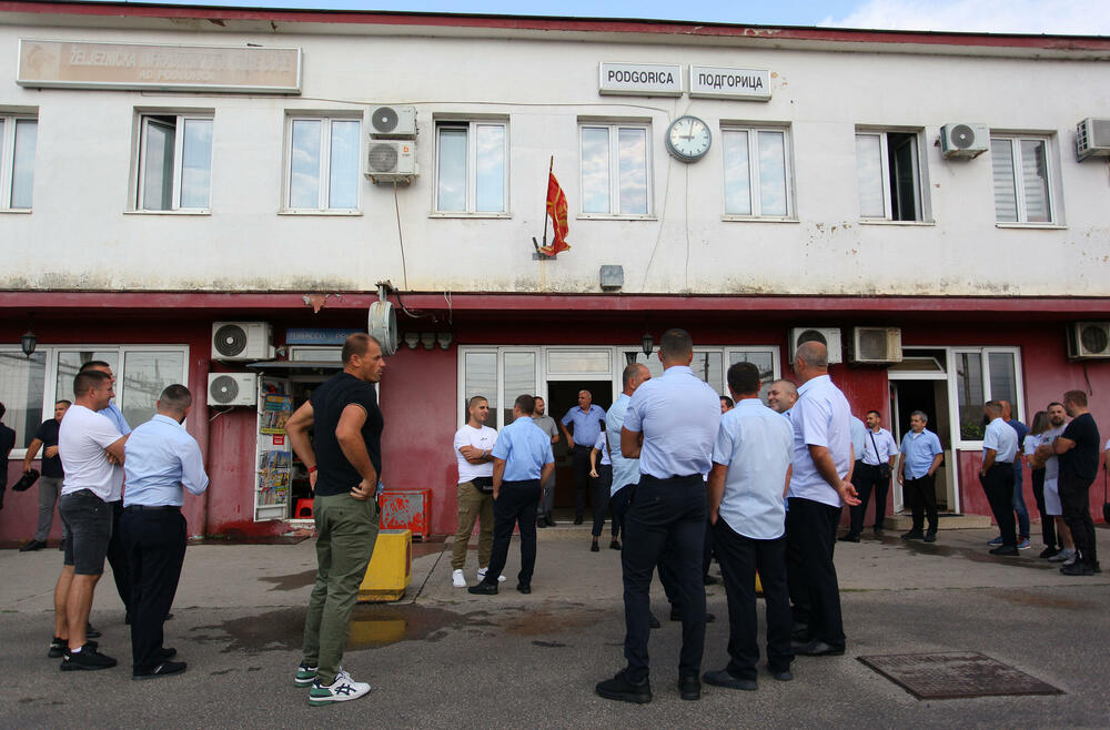 <p>Predstavnik ove grupe zaposlenih ŽICG Andrej Kaluđerović je naglasio da je sastanak kojem će da prisustvuje menadžment ŽICG, dva reprezentativna sindikata te kompanije, predstavnik Ministarstva saobraćaja, predsjednik Odbora direktora, jedina solucija da se obustava prometa zaustavi</p>
