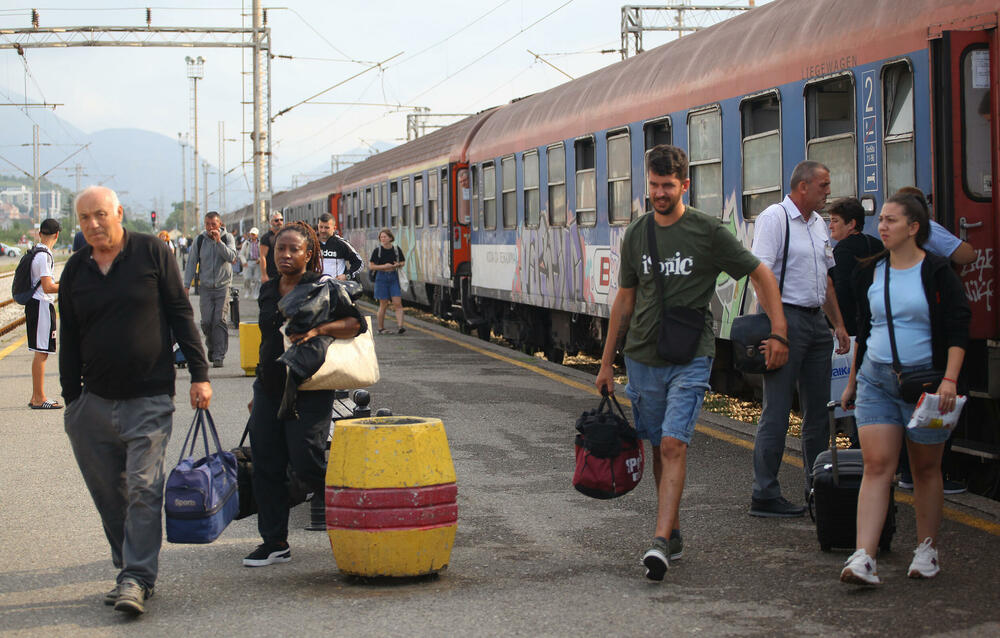 <p>Predstavnik ove grupe zaposlenih ŽICG Andrej Kaluđerović je naglasio da je sastanak kojem će da prisustvuje menadžment ŽICG, dva reprezentativna sindikata te kompanije, predstavnik Ministarstva saobraćaja, predsjednik Odbora direktora, jedina solucija da se obustava prometa zaustavi</p>