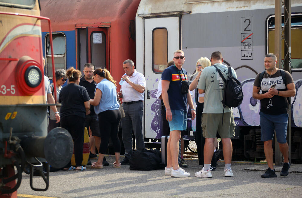 <p>Predstavnik ove grupe zaposlenih ŽICG Andrej Kaluđerović je naglasio da je sastanak kojem će da prisustvuje menadžment ŽICG, dva reprezentativna sindikata te kompanije, predstavnik Ministarstva saobraćaja, predsjednik Odbora direktora, jedina solucija da se obustava prometa zaustavi</p>