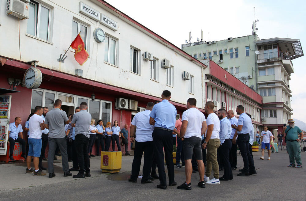 <p>Predstavnik ove grupe zaposlenih ŽICG Andrej Kaluđerović je naglasio da je sastanak kojem će da prisustvuje menadžment ŽICG, dva reprezentativna sindikata te kompanije, predstavnik Ministarstva saobraćaja, predsjednik Odbora direktora, jedina solucija da se obustava prometa zaustavi</p>